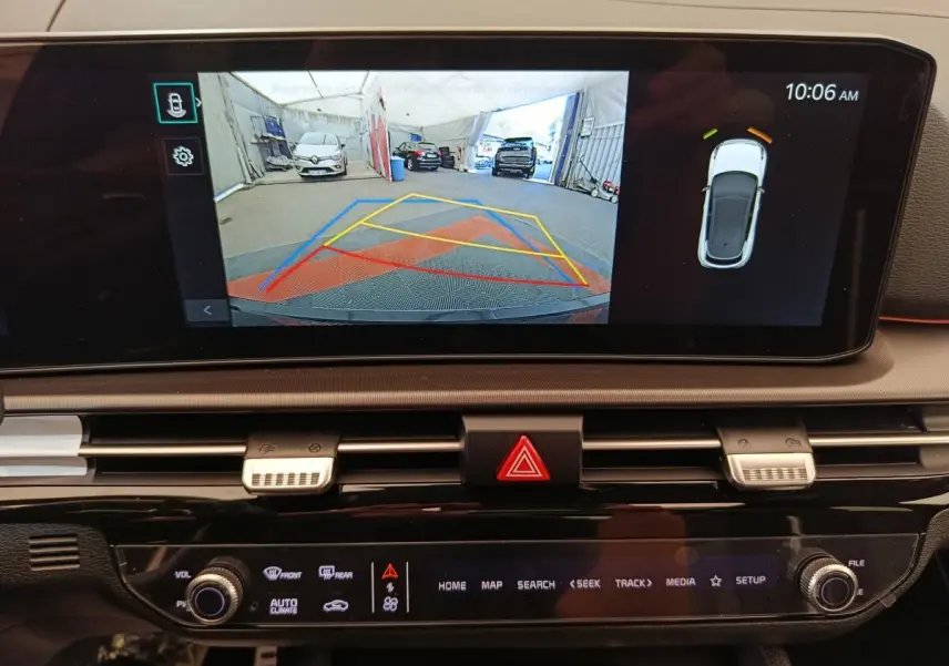 Écran tactile central montrant la caméra de recul et l’aide au stationnement du Kia Sportage gris clair 2026.