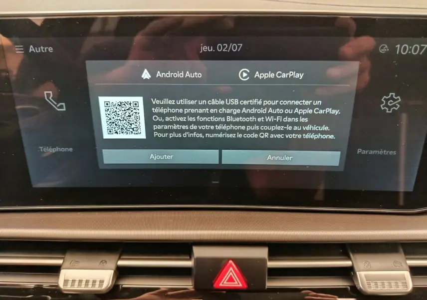 Écran tactile central affichant la connexion Android Auto et Apple CarPlay dans le tableau de bord du Kia Sportage 2026.