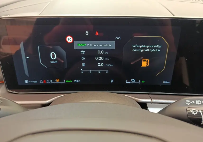 Affichage numérique du combiné d'instruments du Kia Sportage 2026, avec indications de vitesse et alertes hybrides.