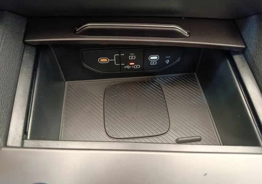 Gros plan sur la zone de recharge sans fil et ports USB-C du Kia Sportage 1.6 T-GDI 239 HEV GT-Line 2026.