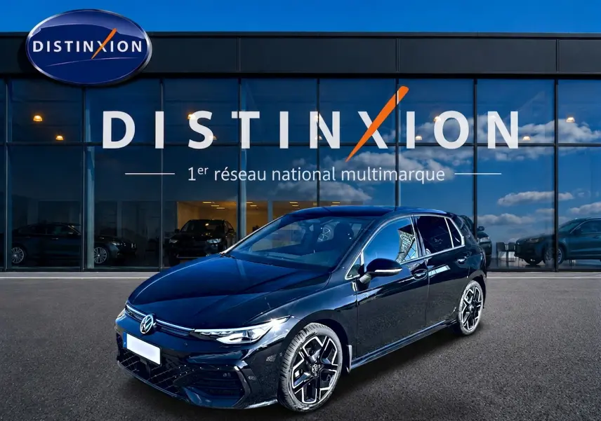 Volkswagen Golf 1.5 ETSI Evo2 150 R-Line noir vue 3/4 avant avec jantes noires et calandre sportive.