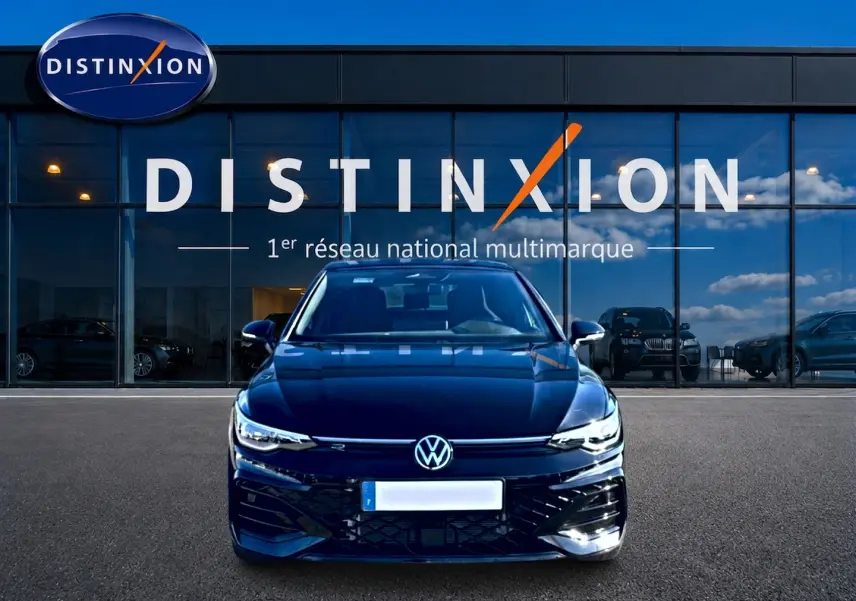 Volkswagen Golf 1.5 etsi evo2 150 R-Line noir vue de face devant showroom Distinxion.