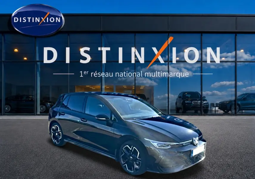 Volkswagen Golf 1.5 ETSI Evo2 noir vue 3/4 avant droit devant showroom Distinxion.
