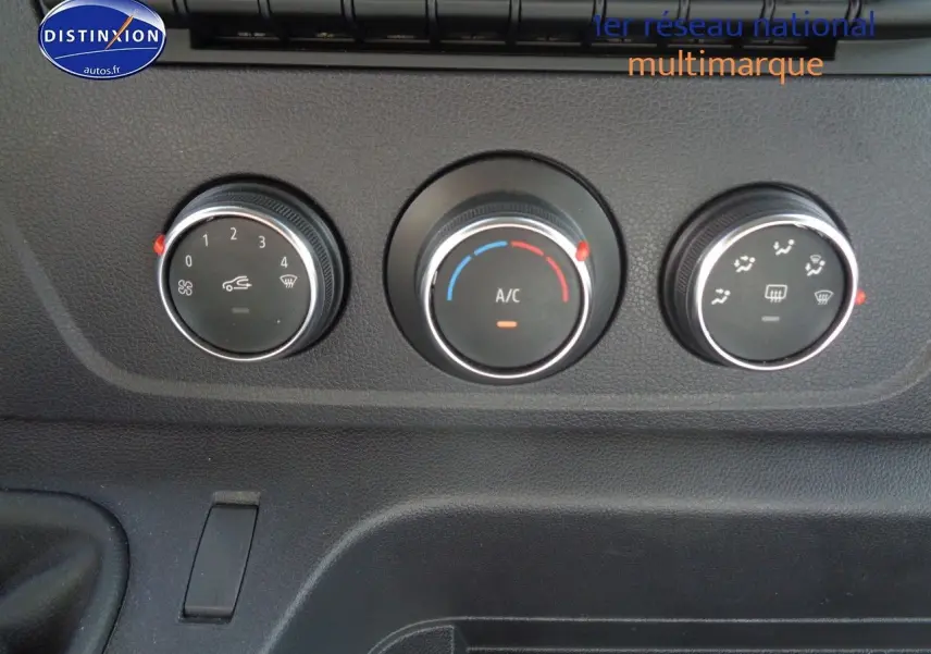 Commandes de climatisation du tableau de bord du fourgon Opel Movano L3H2 blanc polaire, vue rapprochée.