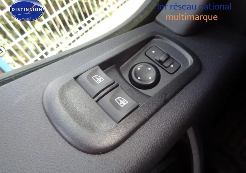 Gros plan sur les commandes de lève-vitres et réglage des rétroviseurs côté conducteur d’un Opel Movano blanc polaire.