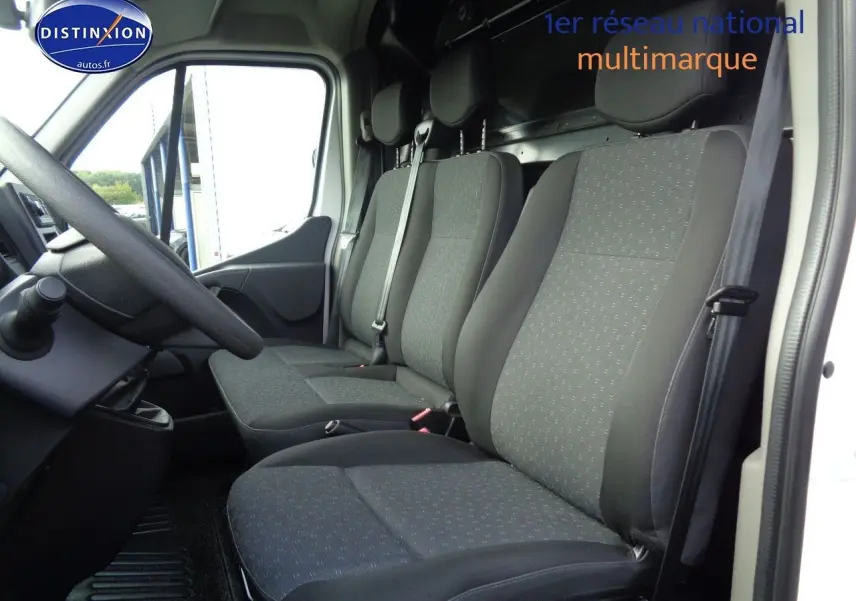Intérieur du fourgon Opel Movano L3H2 2022, vue côté conducteur sur les sièges tissu gris noir et tableau de bord.
