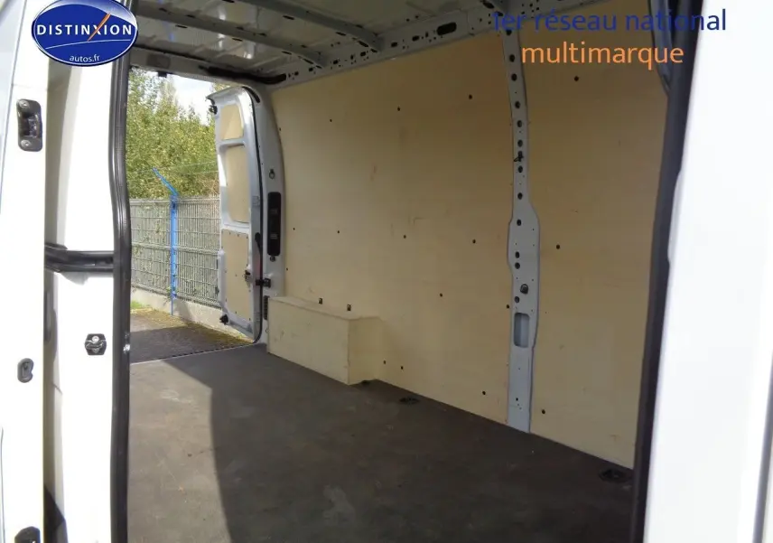 Vue intérieure du fourgon Opel Movano L3H2 blanc polaire, montrant l'espace de chargement vide avec parois boisées.