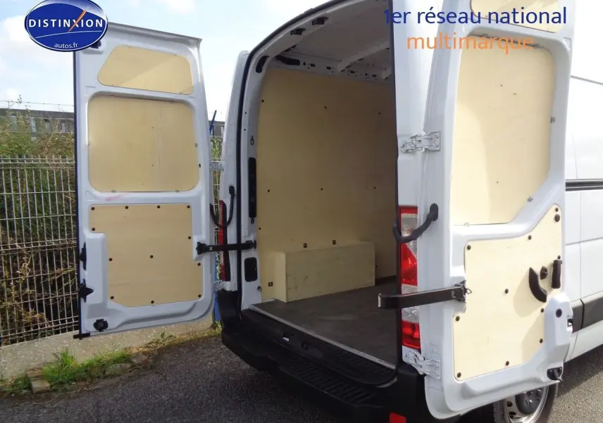 Vue arrière ouverte du fourgon Opel Movano L3H2 blanc polaire, montrant l'espace de chargement vide et les portes arrière garnies de panneaux bois.