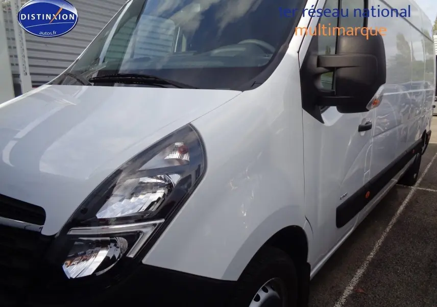 Vue 3/4 avant droit d'un Opel Movano Fourgon blanc polaire avec rétroviseur noir et protections latérales noires.