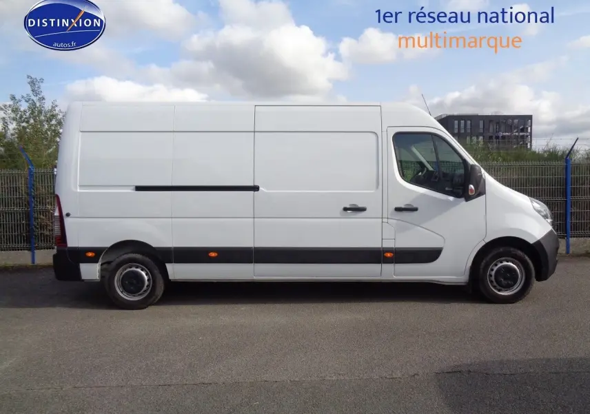 Profil côté gauche d'un fourgon Opel Movano L3H2 blanc polaire, avec portes latérales et jantes acier noires.