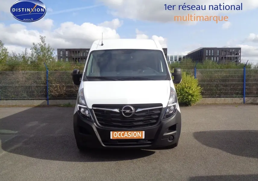 Opel Movano Fourgon blanc polaire vu de face, avec calandre noire et plaque "OCCASION" visible.
