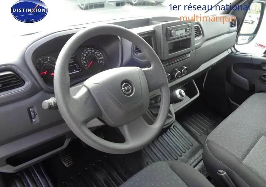 Vue intérieure côté conducteur du tableau de bord et volant gris d'un Opel Movano Fourgon L3H2 2022.