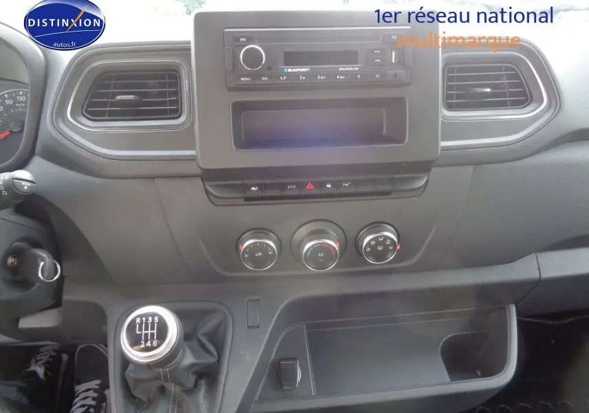Vue rapprochée du tableau de bord et levier de vitesses manuel d'un Opel Movano Fourgon blanc polaire 2022.