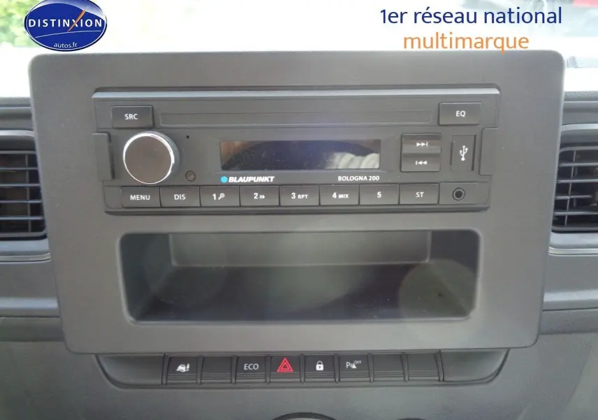 Tableau de bord noir avec autoradio Blaupunkt et rangements dans l'Opel Movano Fourgon blanc polaire 2022.