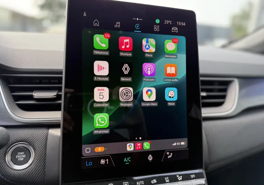 Écran tactile central du Renault Captur 2025 affichant des applications connectées, avec bouton Start Engine Stop à gauche.