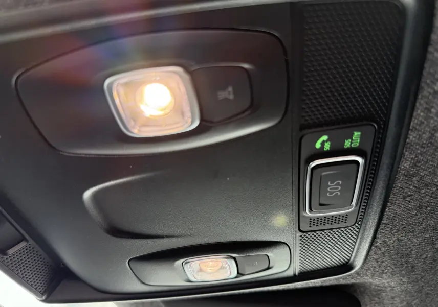Plafonnier intérieur avec éclairage et bouton SOS du Renault Captur 2025 noir étoile toit gris, vue en contre-plongée.