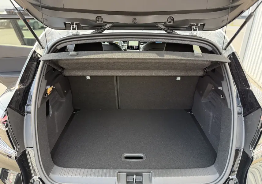Coffre ouvert d'un Renault Captur noir étoile avec toit gris, vue arrière montrant l'espace de chargement vide.
