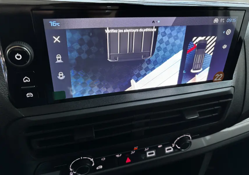 Écran tactile intérieur du Peugeot Expert Fourgon blanc 2025 montrant l'aide au stationnement vue du dessus.