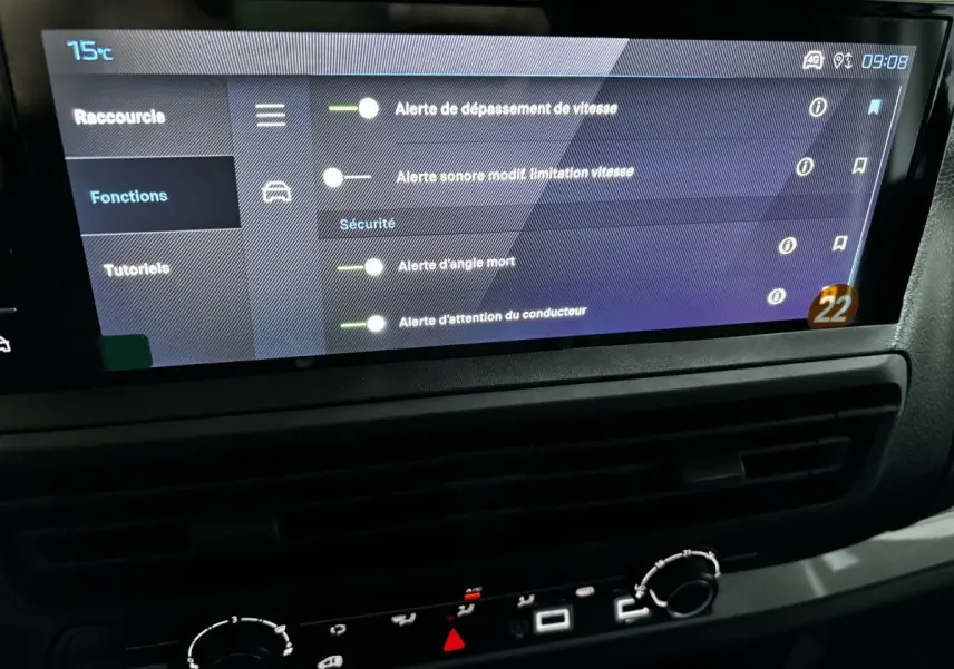 Écran tactile central du Peugeot Expert Fourgon 2025 montrant les alertes de sécurité et les fonctions d'assistance conducteur.