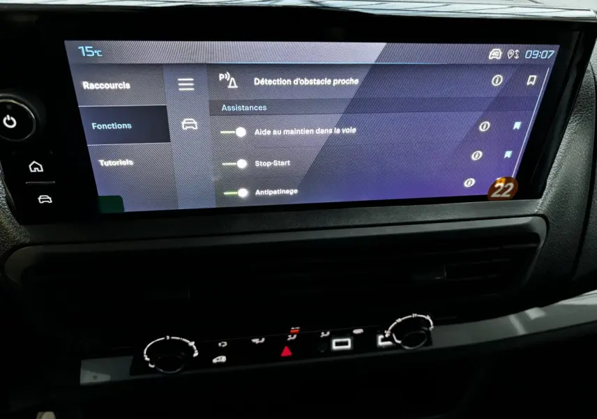 Écran tactile central du Peugeot Expert Fourgon blanc 2025 montrant les assistances à la conduite et la température extérieure.