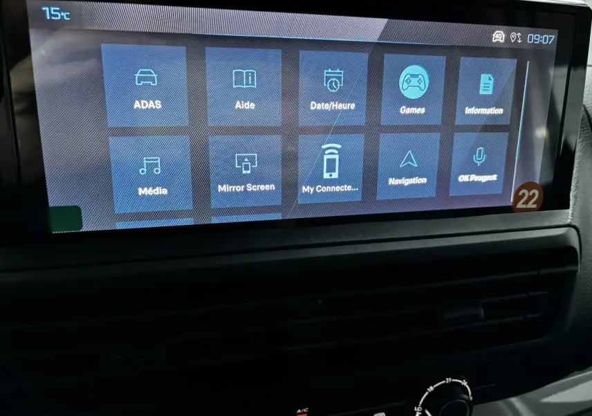Écran tactile central du tableau de bord du Peugeot Expert Fourgon blanc 2025 avec menu multimédia et navigation visible.
