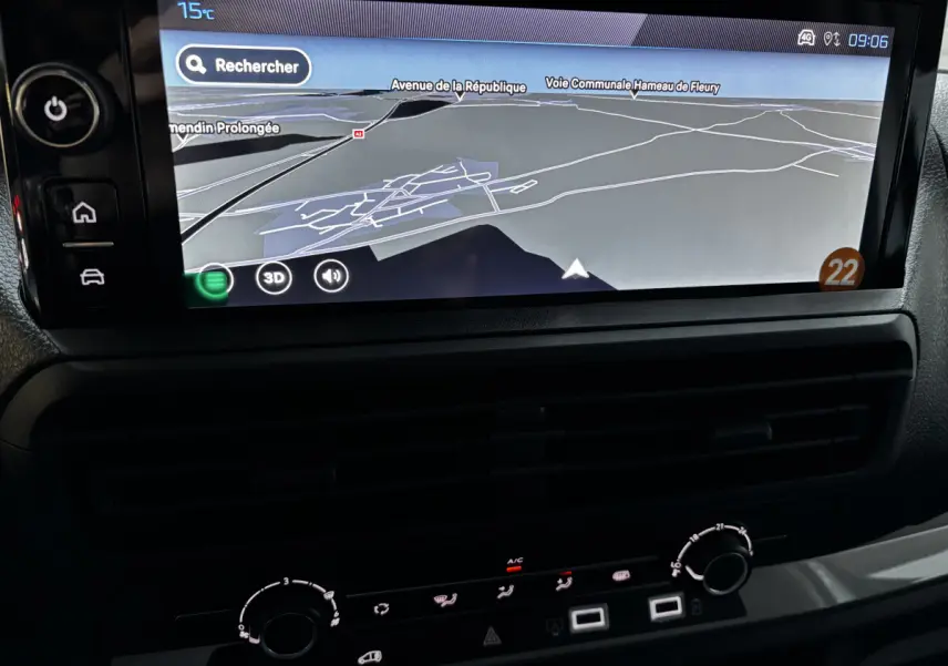 Écran tactile du système de navigation du Peugeot Expert Fourgon blanc 2025, avec commandes climatisation en dessous.