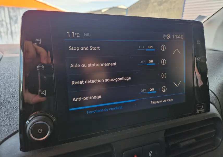 Écran tactile central du Peugeot Partner 2021 affichant les réglages d'aide à la conduite et de sécurité.