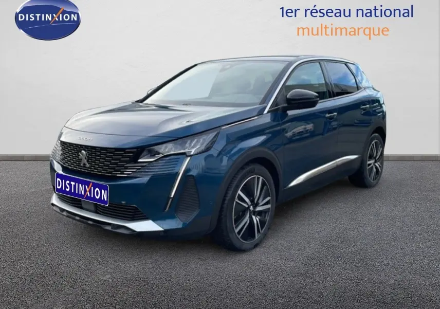 Peugeot 3008 hybride rechargeable bleu Célèbes métal en 3/4 avant droit, avec jantes alliage et calandre distinctive.