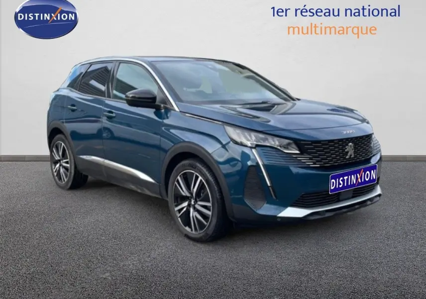 Peugeot 3008 hybride rechargeable bleu Célèbes, vue 3/4 avant droit, calandre noire et jantes alliage bicolores.