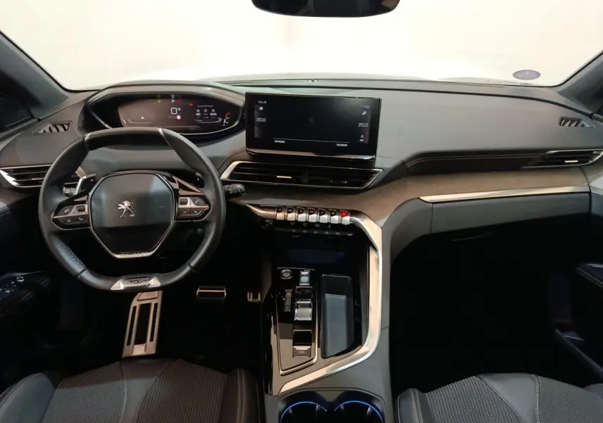 Vue intérieure du tableau de bord et volant cuir du Peugeot 5008 GT 2023, avec écran tactile central et commandes modernes.