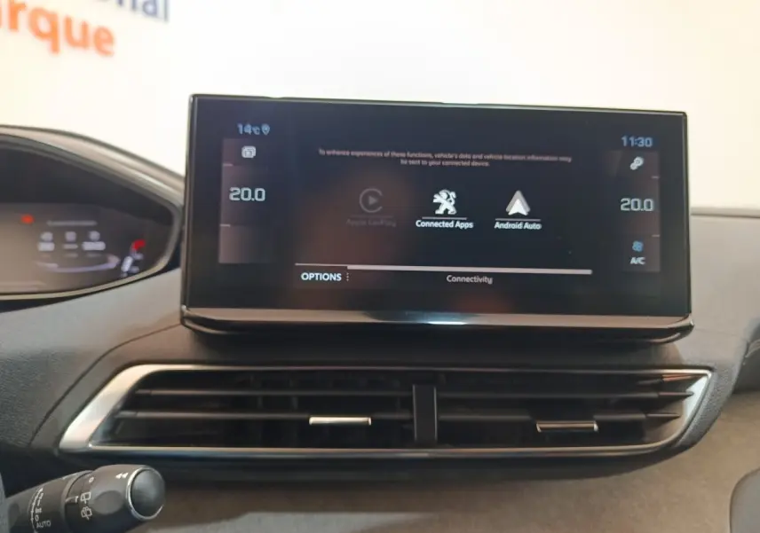 Écran tactile central du tableau de bord du Peugeot 5008 GT 2023, affichant Apple CarPlay et Android Auto.
