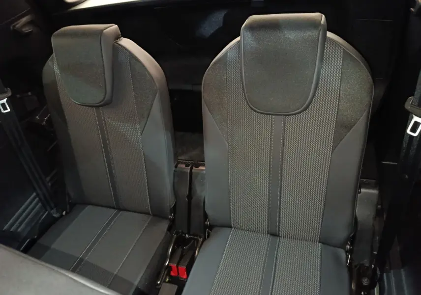 Vue rapprochée des deux sièges individuels arrière noirs du Peugeot 5008 PureTech 130 GT 2023, rangée 3.