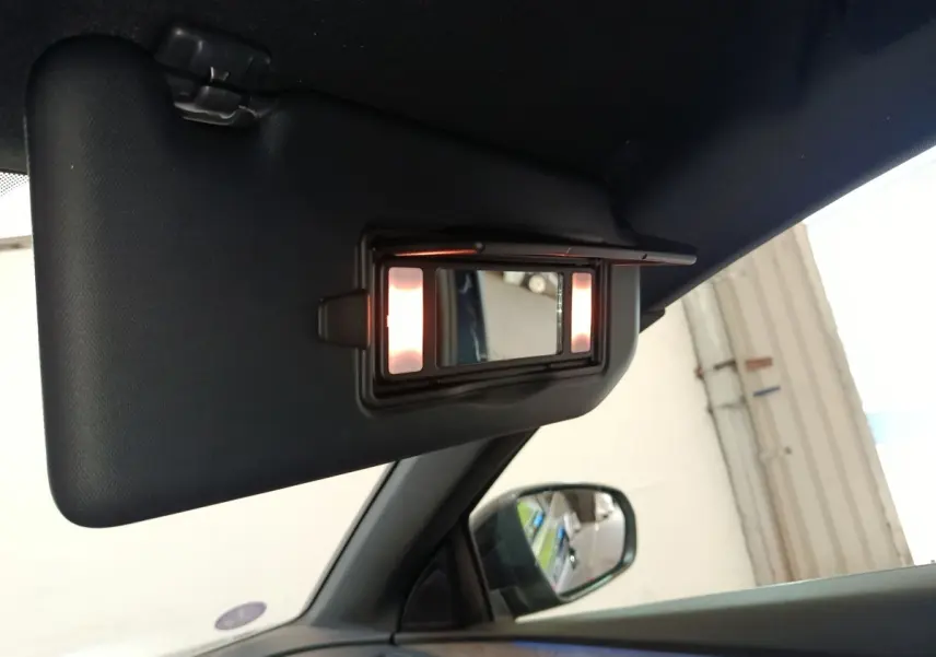 Détail du pare-soleil côté gauche avec miroir éclairé à l'intérieur d'un Peugeot 5008 bleu 2023.