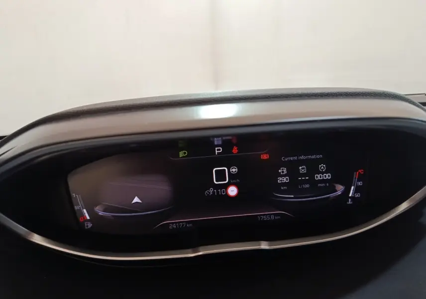 Gros plan sur le combiné numérique du Peugeot 5008 GT 2023 affichant la vitesse, autonomie et température moteur.