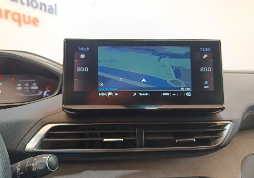 Écran tactile central affichant la navigation dans l'habitacle du Peugeot 5008 bleu, vue de face rapprochée.