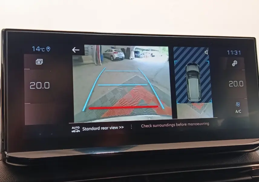 Écran tactile central montrant la caméra de recul et l’aide au stationnement du Peugeot 5008 bleu, vue intérieure.