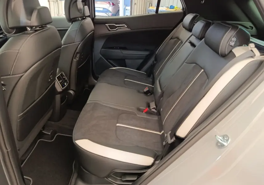 Vue intérieure côté gauche des sièges arrière en cuir noir et gris clair du KIA SPORTAGE 2026, finition GT-Line.