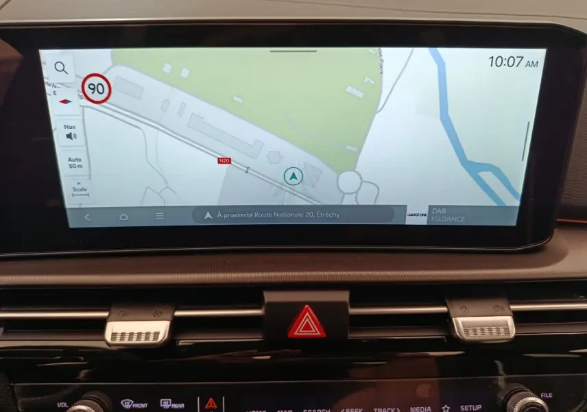 Vue rapprochée de l’écran tactile de navigation du tableau de bord du Kia Sportage gris foncé 2026.