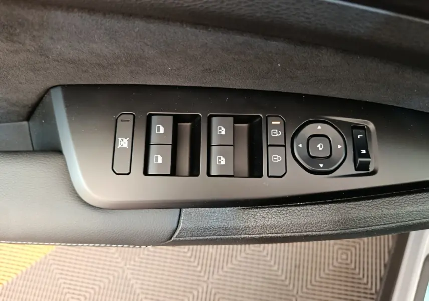 Commande des vitres et rétroviseurs sur la porte côté gauche du KIA SPORTAGE gris foncé 2026.