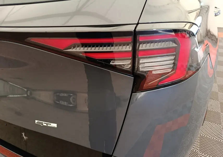 Gros plan sur le feu arrière droit du KIA Sportage gris foncé version GT-Line 2026 avec logo distinctif.