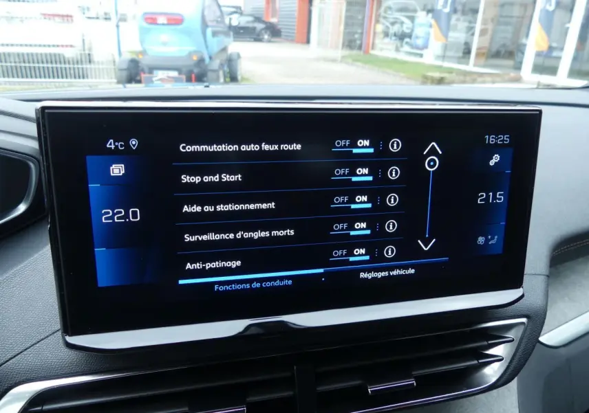 Écran tactile central affichant les réglages de conduite du Peugeot 5008 GT 2023, intérieur noir.