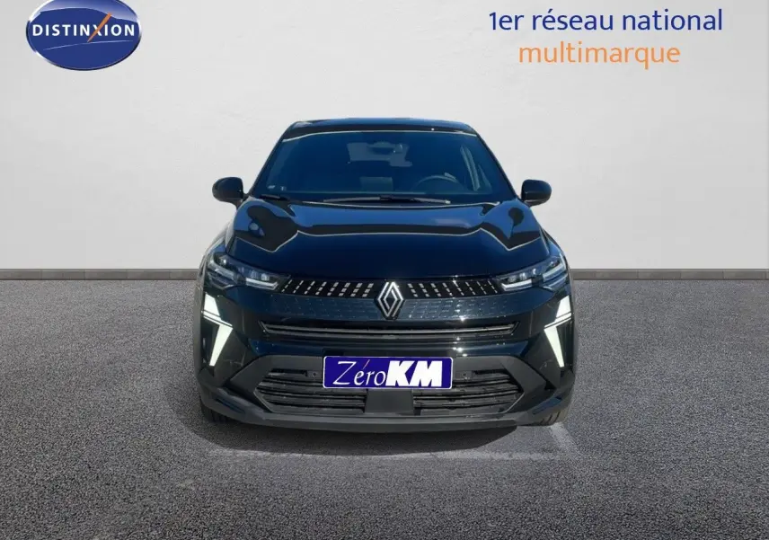 Renault Captur E-Tech F.Hybrid 145ch en noir étoile métal, vue frontale mettant en valeur ses phares LED et sa calandre moderne.