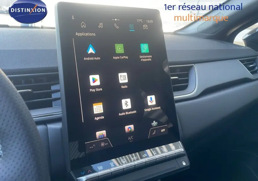 Tableau de bord intérieur du Renault Captur 2025 avec écran tactile vertical et finitions noires visibles côté passager.