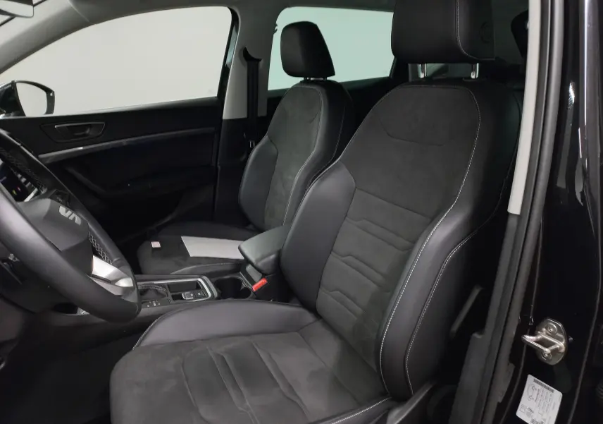 Intérieur avant droit du SEAT Ateca 2.0 TDI 150 DSG7 Copa avec sièges cuir et alcantara noirs, volant partiellement visible.