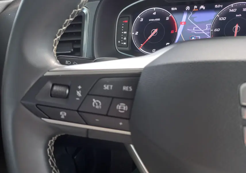 Gros plan sur le volant et le tableau de bord numérique du SEAT Ateca 2.0 TDI 150 DSG7 Copa avec commandes au volant visibles.