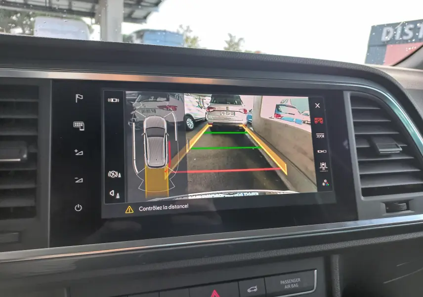 Affichage de la caméra de recul du SEAT Ateca noir Magic Nacré avec lignes de guidage colorées sur écran tactile.