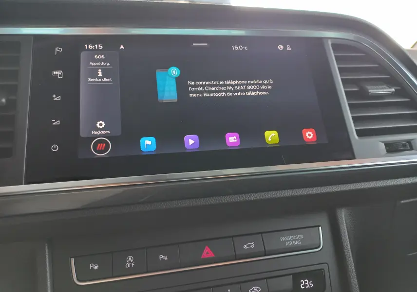 Écran tactile central du tableau de bord du SEAT Ateca 2025 avec commandes et affichage Bluetooth visible