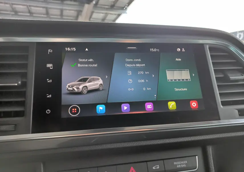 Écran tactile intérieur du SEAT Ateca affichant le statut du véhicule et les données de conduite en interface moderne.