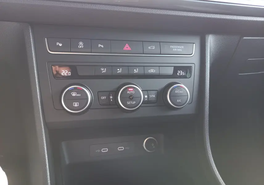 Tableau de bord du SEAT Ateca 2.0 TDI 150 DSG7 COPA 2025, montrant les commandes de climatisation et ports USB.