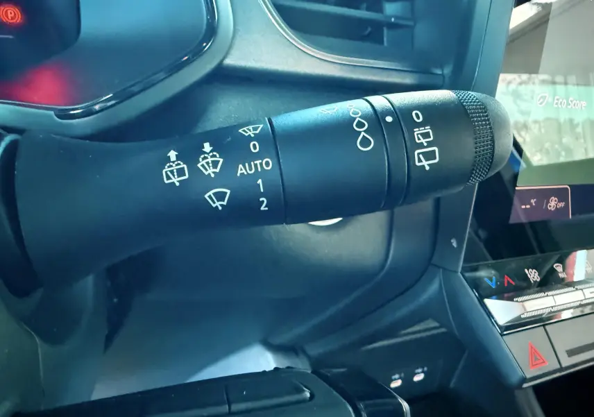 Gros plan sur la commande des essuie-glaces dans l'habitacle du Renault Captur E-Tech Hybrid 2025.